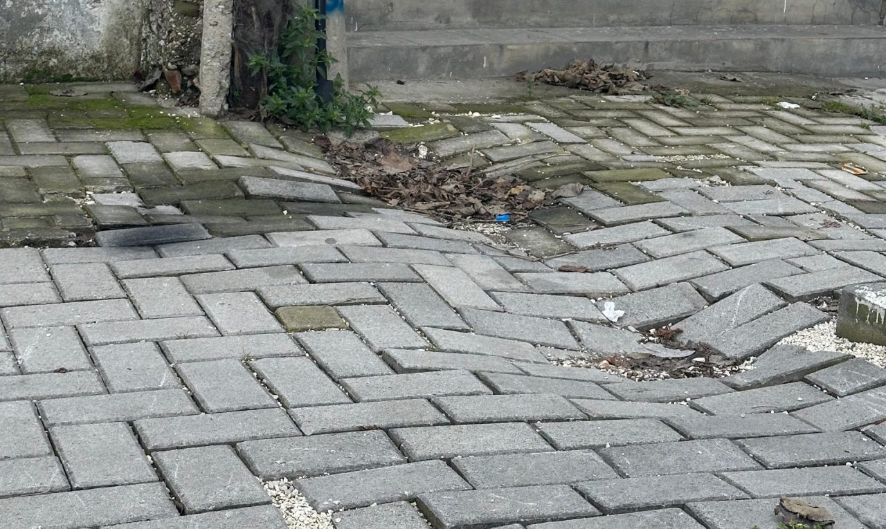 Nis rikonstruksioni i trotuarëve, Bashkia kujtohet pas një viti dhe rregullon pllakat në segmentet problematike