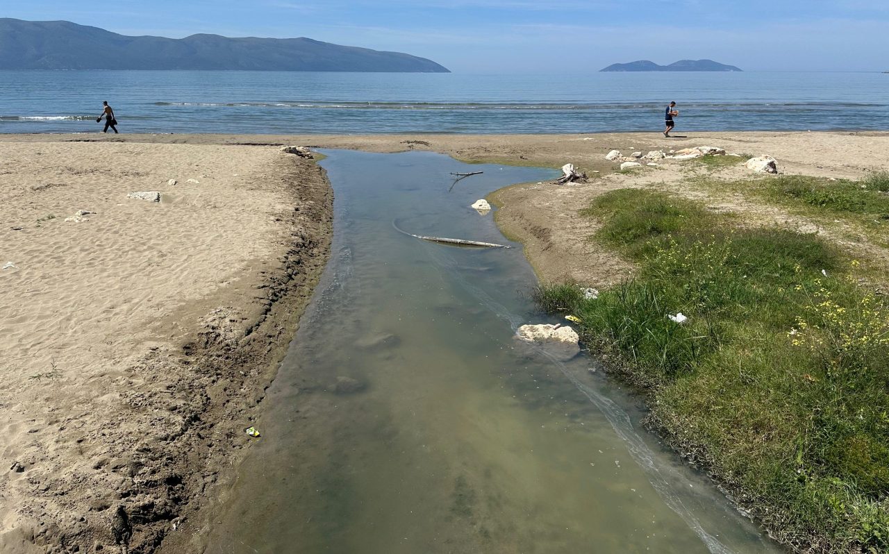 VIDEO – Turistët kanë nisur të mbushin Vlorën, por ujërat e ndotura vijojnë të derdhen në det