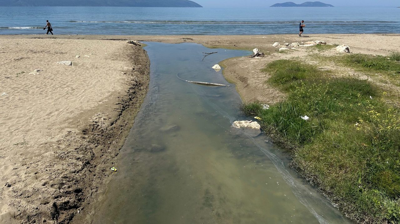Ndotja e detit në Lungomare, pas lajmit të Gjurmon.al mbyllen kanalet e ujërave të zeza