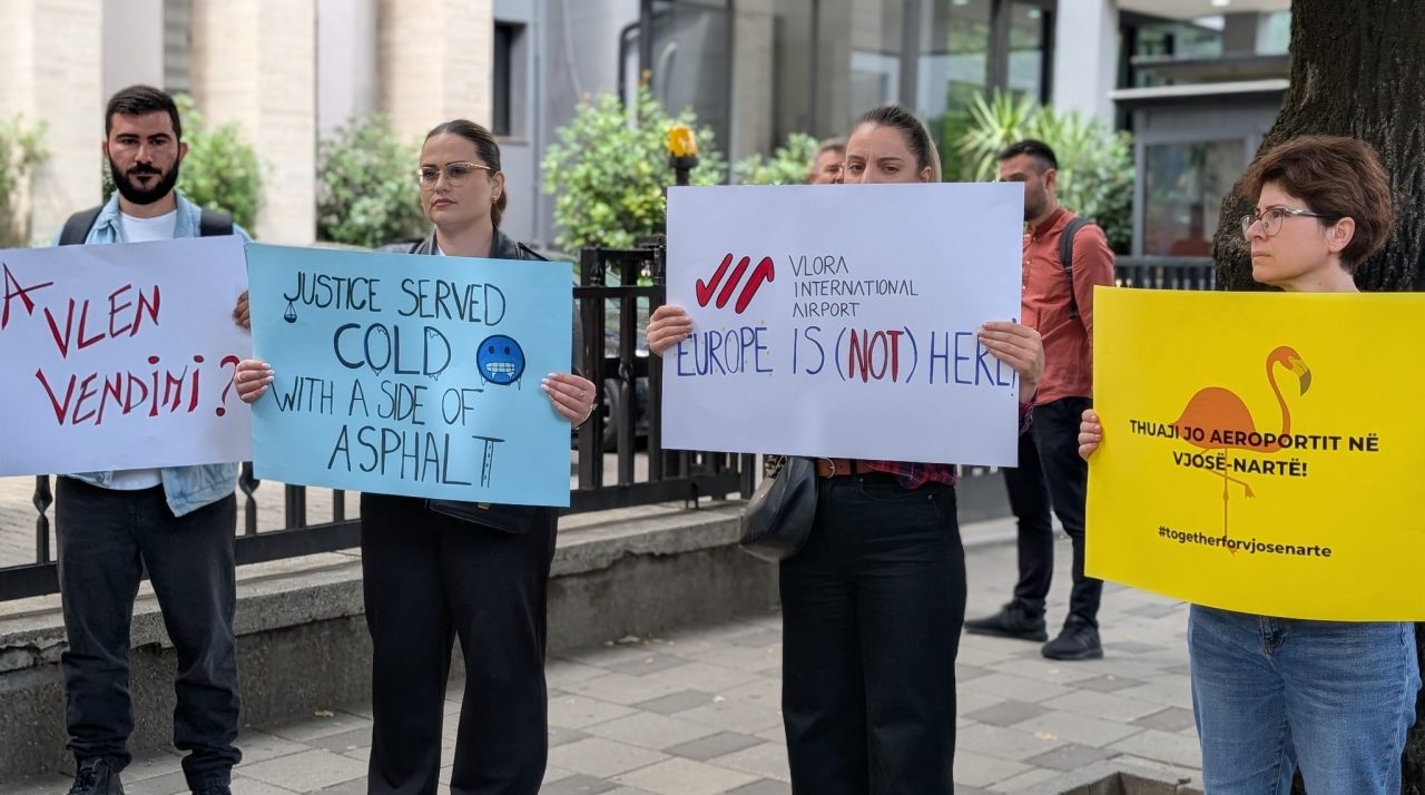 “Jo fluturime në Nartë”, aktivistë e qytetarët protestojnë para Gjykatës së Lartë kundër ndërtimit të  aeroportit të Vlorës