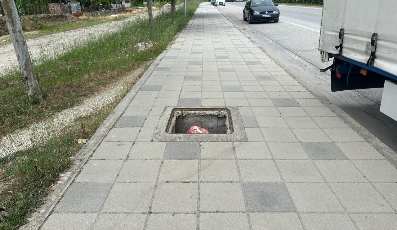 Bashkia Vlorë “nuk e vë ujin në zjarr”, pusetat vijojnë të jenë pa kapak
