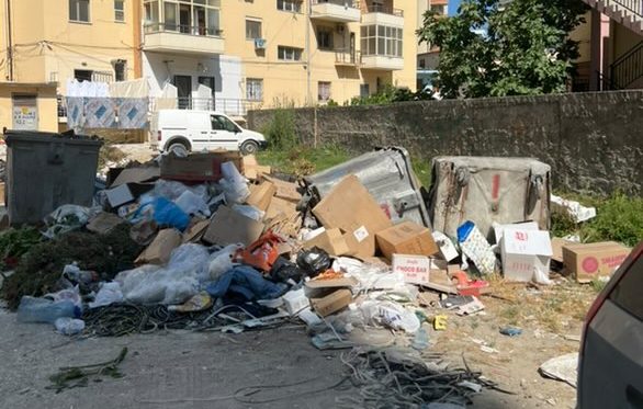 Problemi me mbetjet në Vlorë, qytetari denoncon në Gjurmon.al: Taksat tona të pastrimit ku shkojnë?