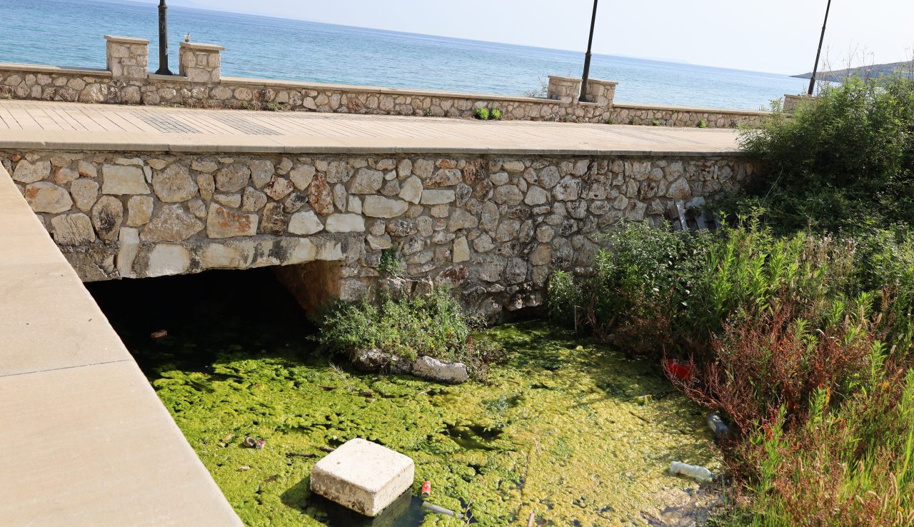 Pak metra nga bregu i detit, pellgu me mbetje në shëtitoren e Qeparoit problem për turistët
