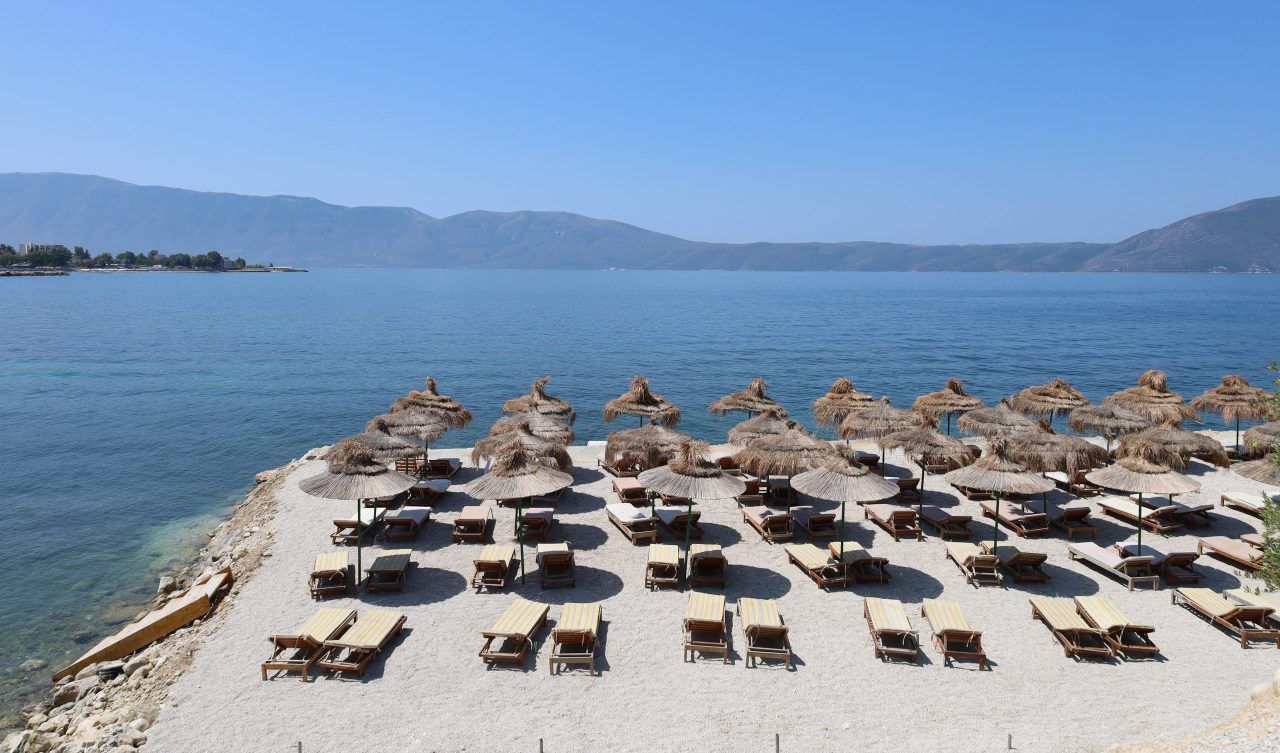 FOTO – Ndarja e plazheve në Radhimë, pak hapësira për çadra private