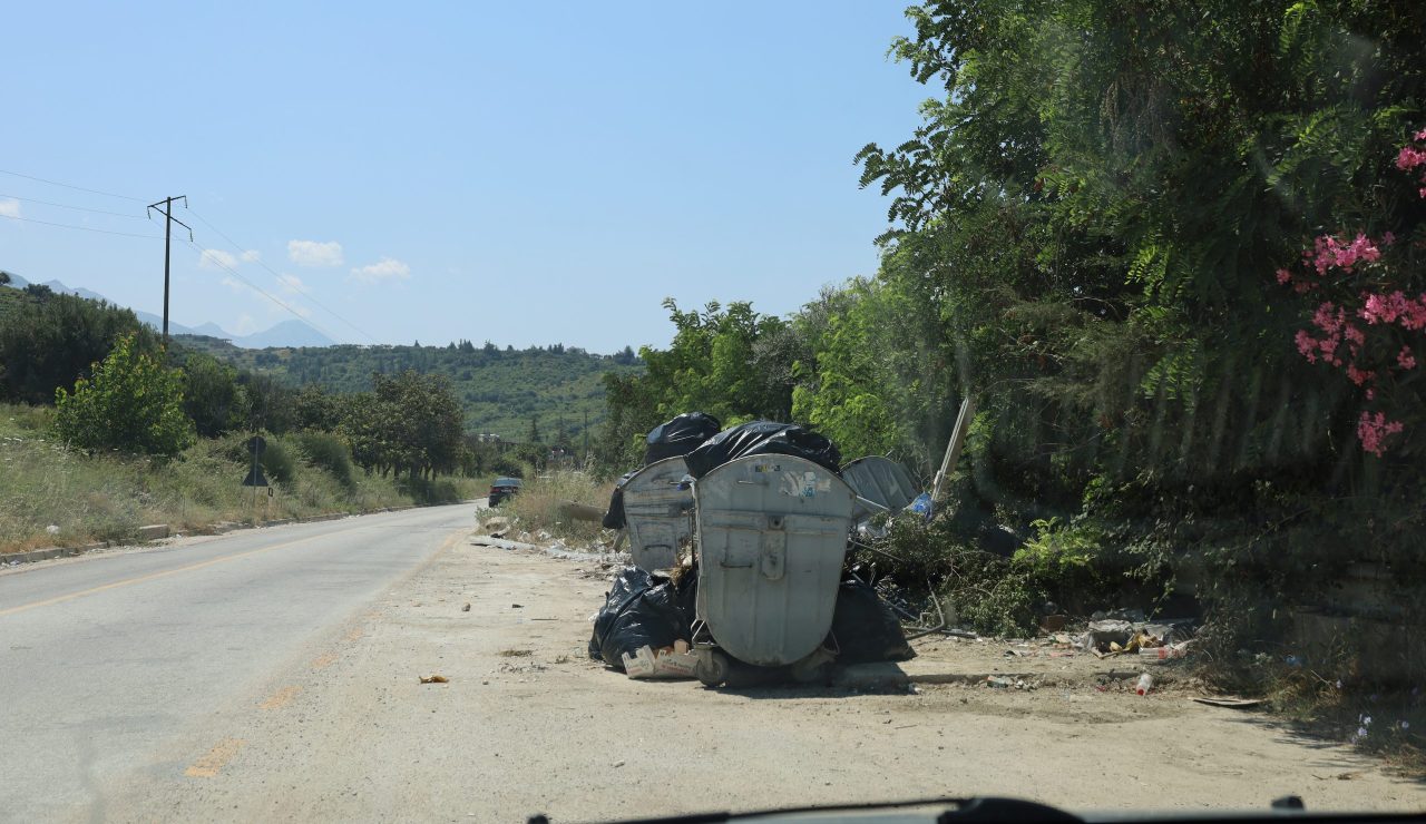 VIDEO – Situata alarmante, plehrat pushtojnë rrugën Vlorë-Radhimë