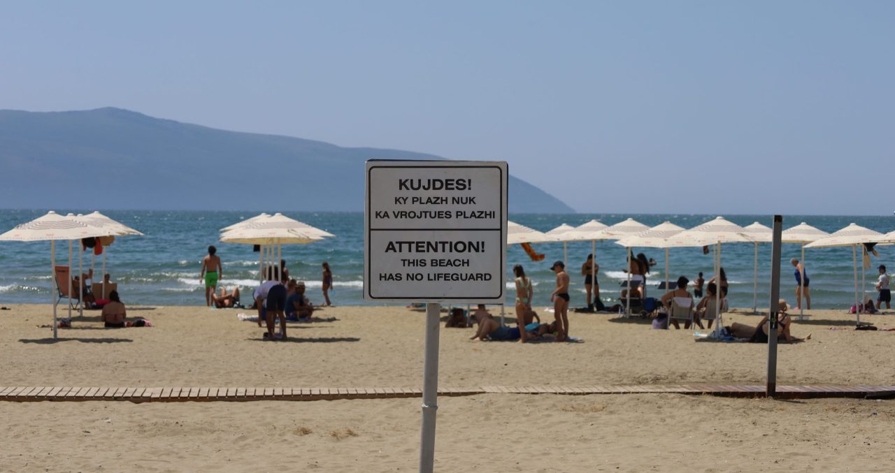 VIDEO – Plazhi publik në Vlorë pa roje bregdetare, turistët sinjalizohen në hyrje të tij