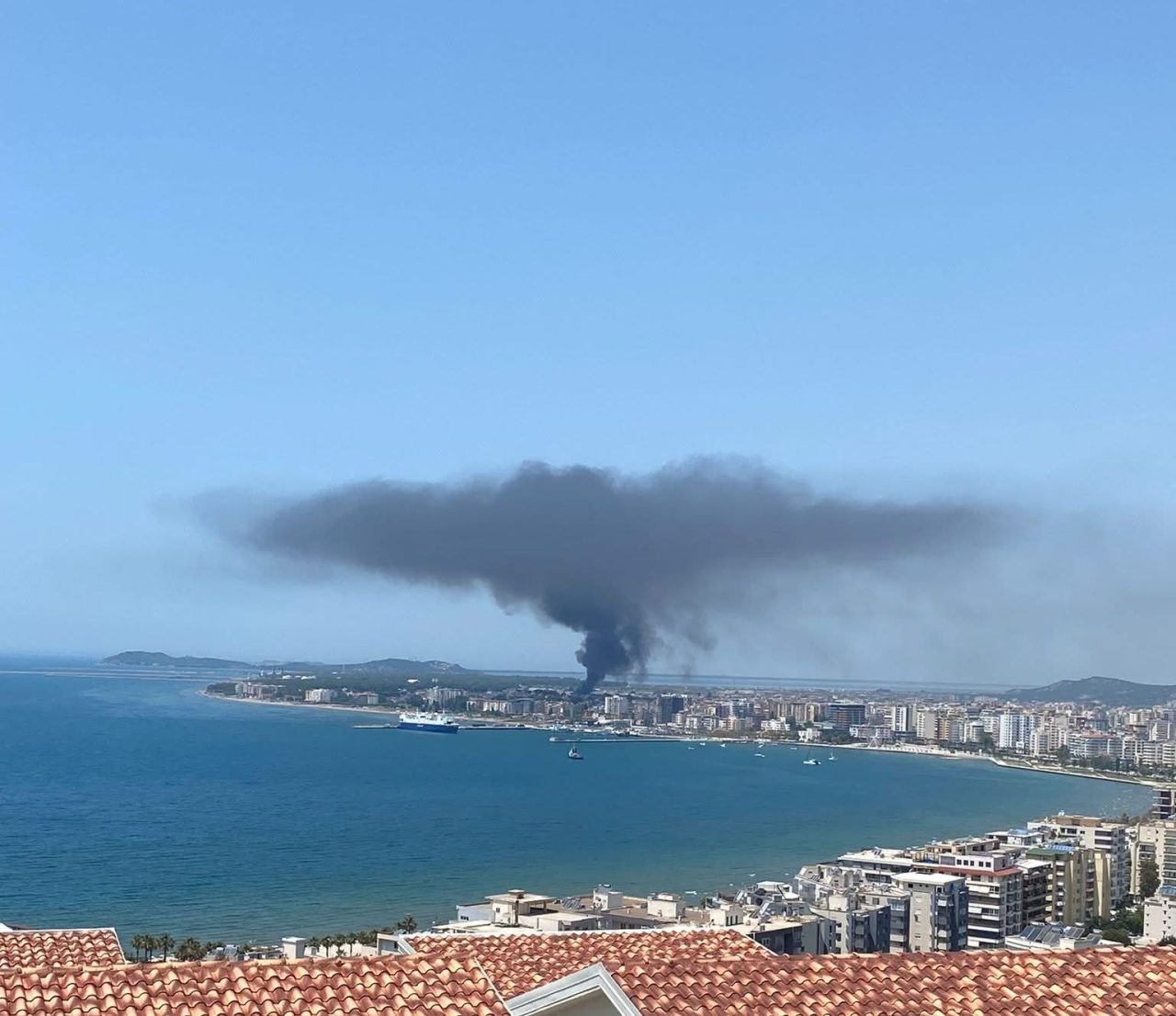 Fusha e mbetjeve në Vlorë përfshihet sërish nga flakët, bashki premton zgjidhje të problemit por teja e tymit mbuloi qytetin
