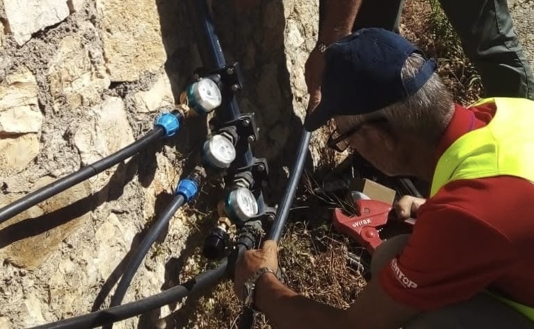 Qytetarët e Vlorës vijojnë të vuajnë për ujë, ujësjellësi: Problemet do vijojnë dhe sot