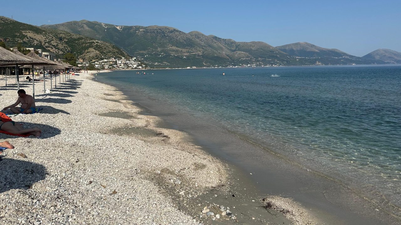 Qeparoi njësoj si më parë, nuk mungojnë plazhet publike por plehrat janë me shumicë