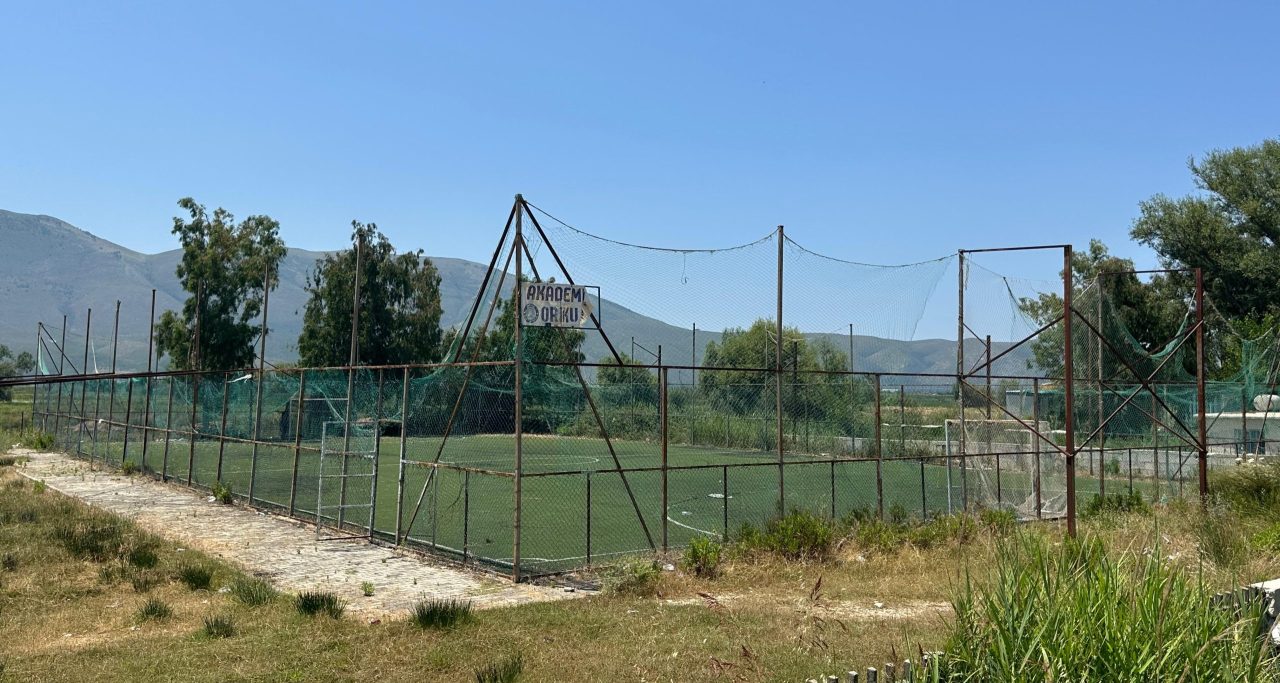 Fusha e shkollës në Orikum në gjendje të mjerueshme, kërkohët ndërhyrje urgjente