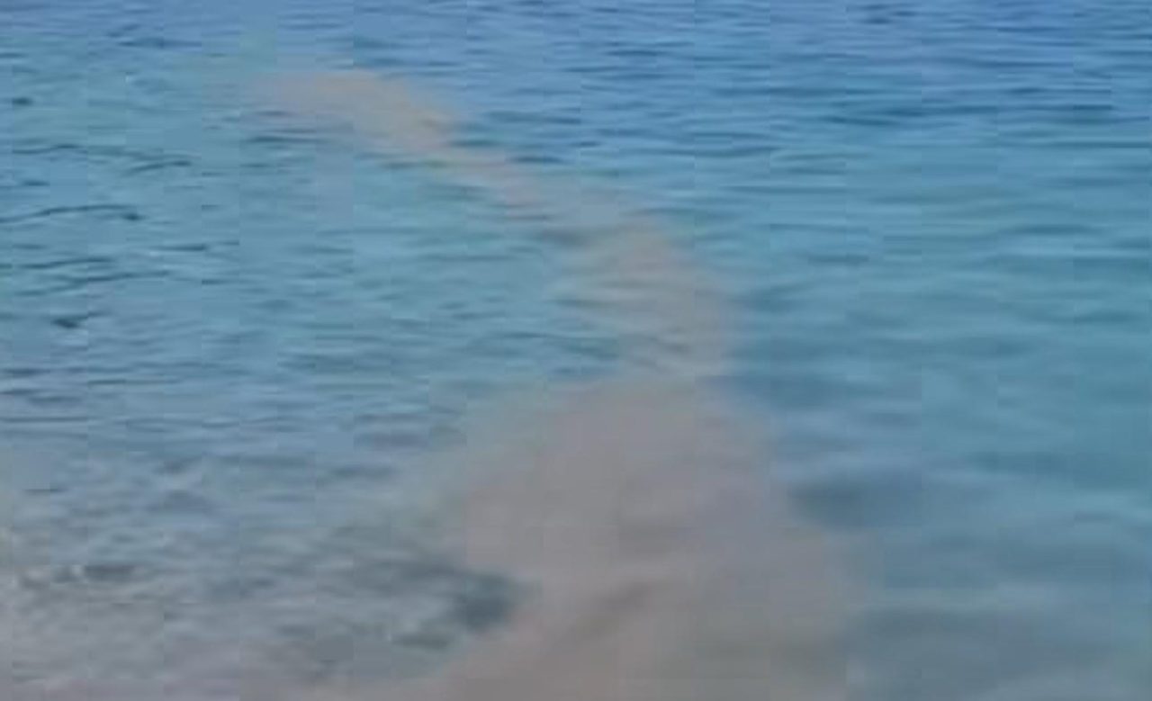 Ndotet plazhi i Llamanit në Himarë, qytetarët denoncojnë se shkak janë bërë skafët