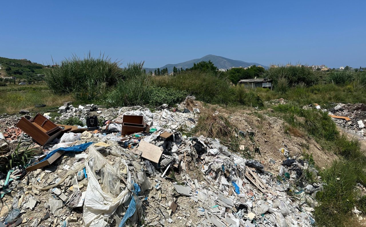 Landfilli i Orikumit u mbyll por përballë tij po krijohet një fushë mbetjesh ilegale