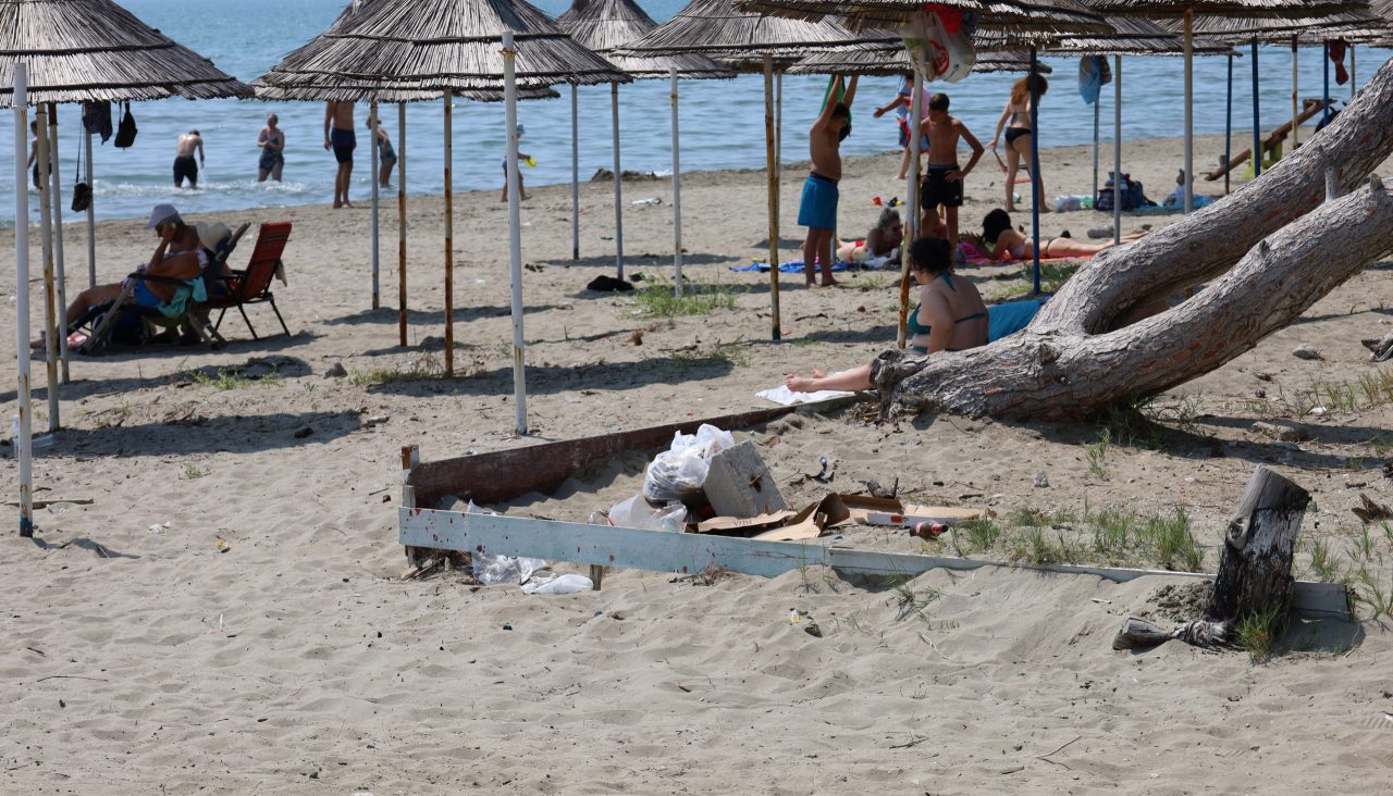 Vëzhgim në “Plazhin e vjetër” në Vlorë, mbetjet një nga problemet kryesore