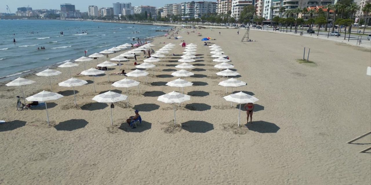 Mes papastërtive dhe hapësirave publike të pakta, kjo është panorama e plazhit të ri në Vlorë
