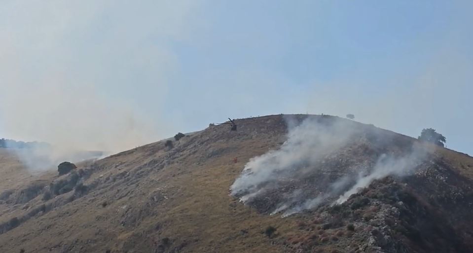 Disa orë luftë me flakët, vihet nën kontroll zjarri në Qeparo pas ndërhyrjes nga toka dhe ajri