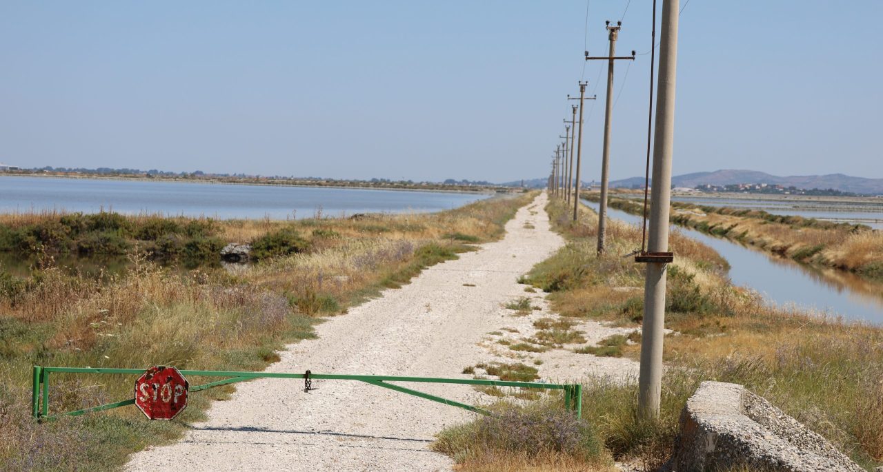 Rruga e Lagunës së Nartës e amortizuar, segmenti pak kilometra që mban larg vizitorët