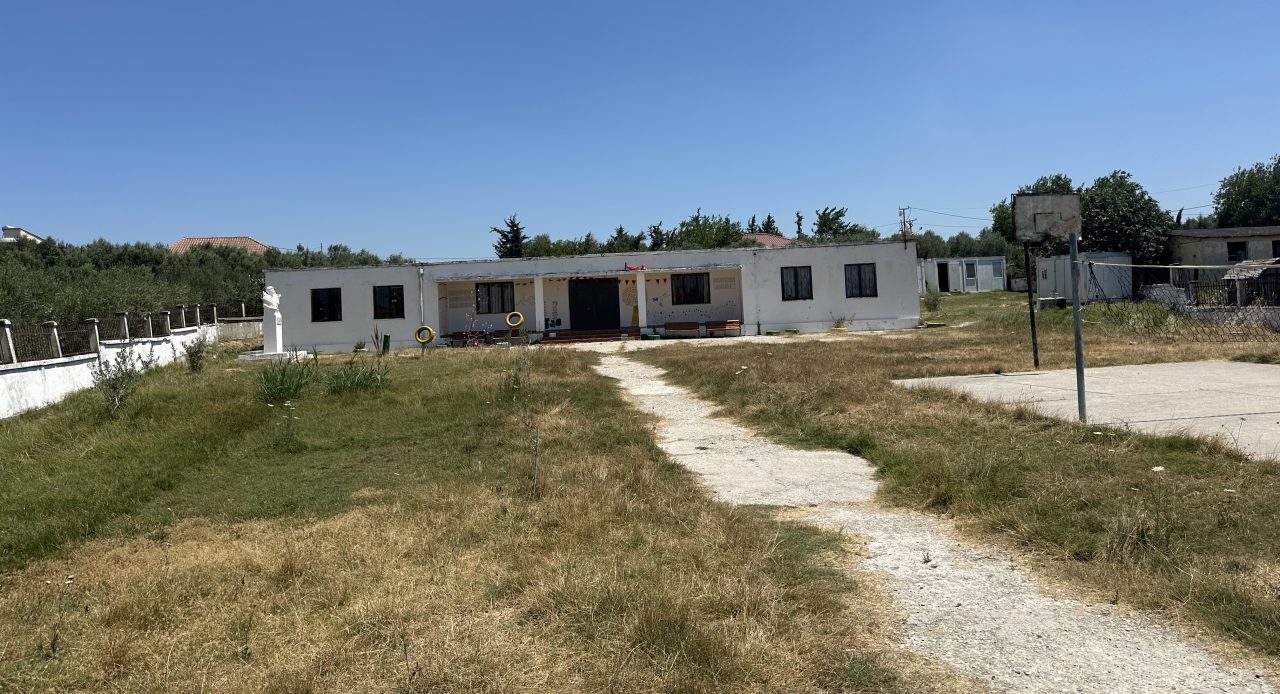 Shkolla 9-vjeçare në Akërni e braktisur, në kërkim të nxënësve dhe investimeve