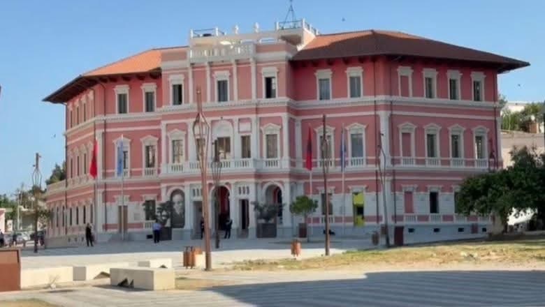 Pakënaqësitë e Ramës për punën e bashkisë Vlorë, nisin dorëheqjet e drejtuesve lokal
