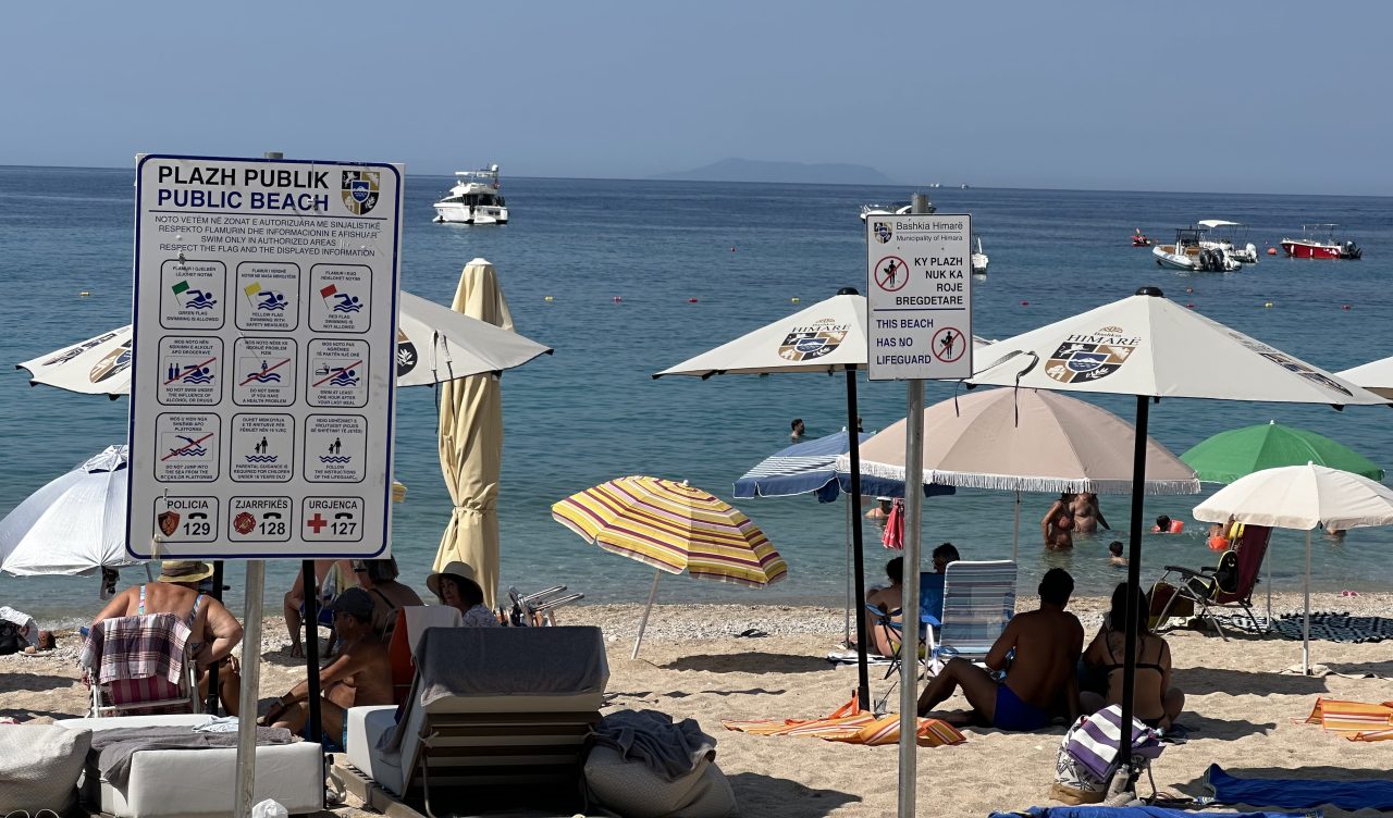 Paradoksi në Himarë – Plazhet publike janë shtuar, por mungojnë rojet bregdetare