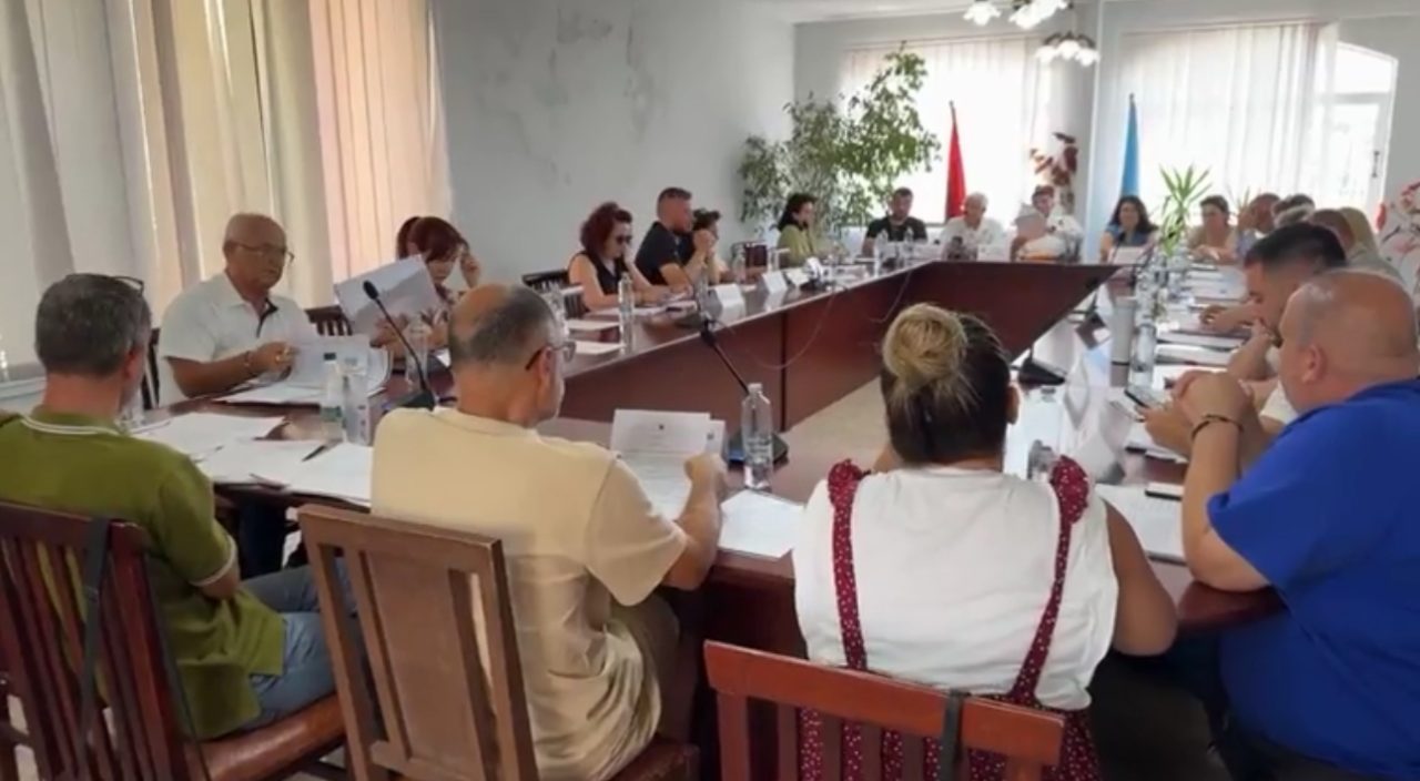 Banorët kundër, këshilltarët bashkiak në Sarandë me policë te dera bashkojnë votat dhe japin 60 hektarë tokë për park fotovoltaik