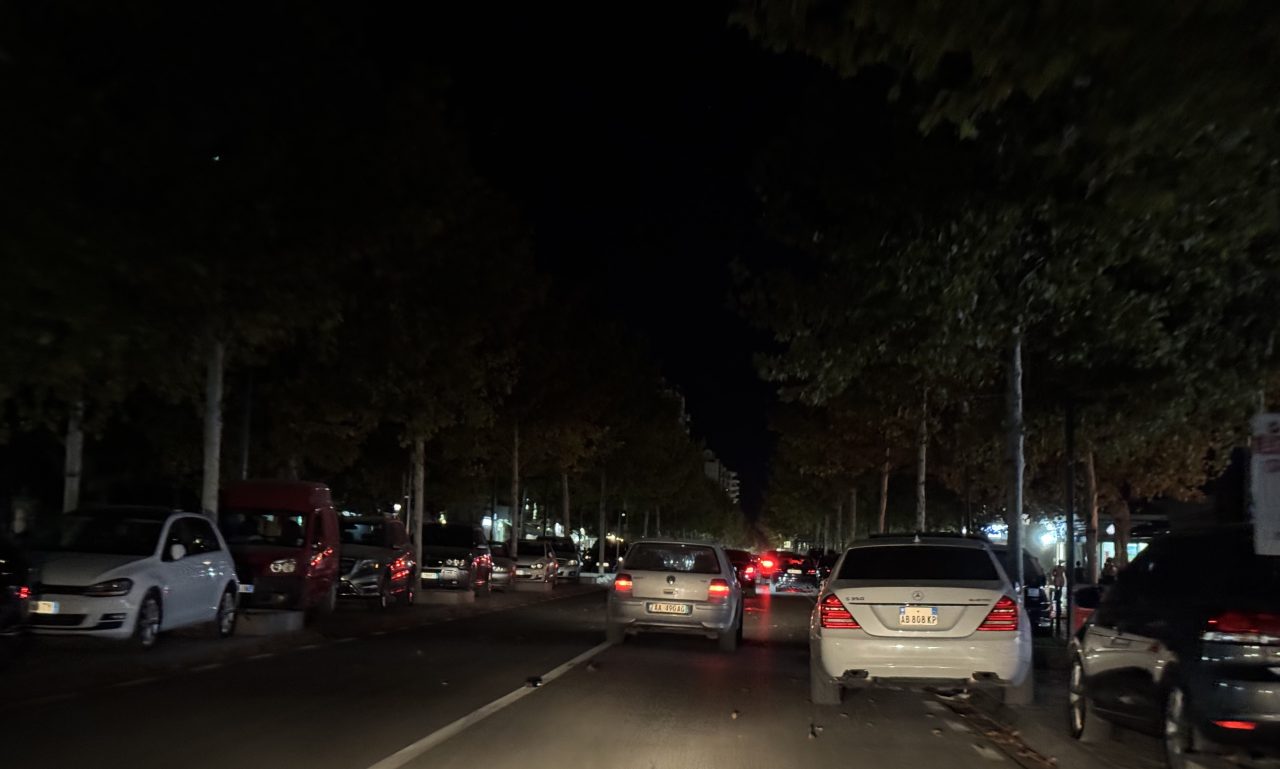 Kthim pas në kohë – Në Himarë dëgjohet zhurma e gjeneratorëve, Vlora me bulevard pa drita