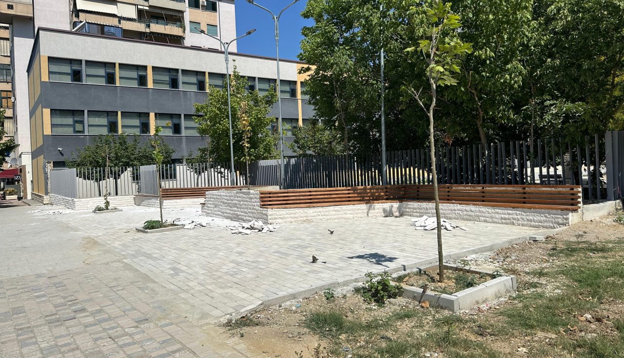 Përfundojnë punimet në ‘lulishten’ pranë shkollës Ali Demi, por rikonstruksioni sjell pasoja