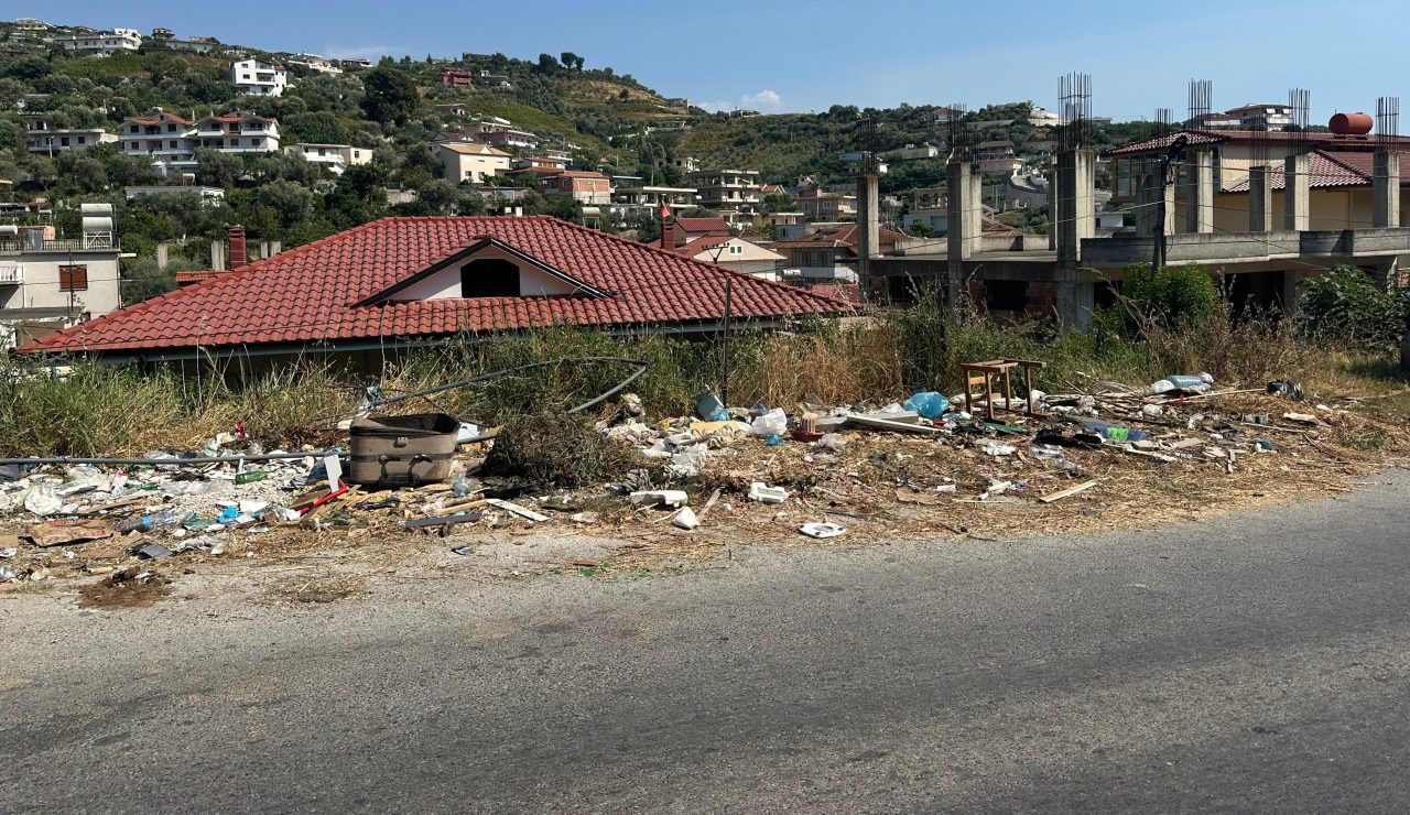 Aksioni për pastrimin e qytetit show? Kodra pas “Ballkonit të Vlorës” e mbushur me plehra