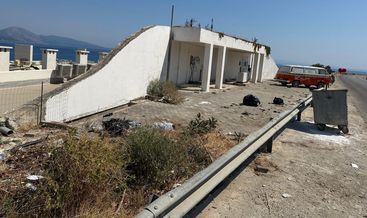 Bashkia propagandon pastëri, por plehrat në Himarë mbeten ende problem