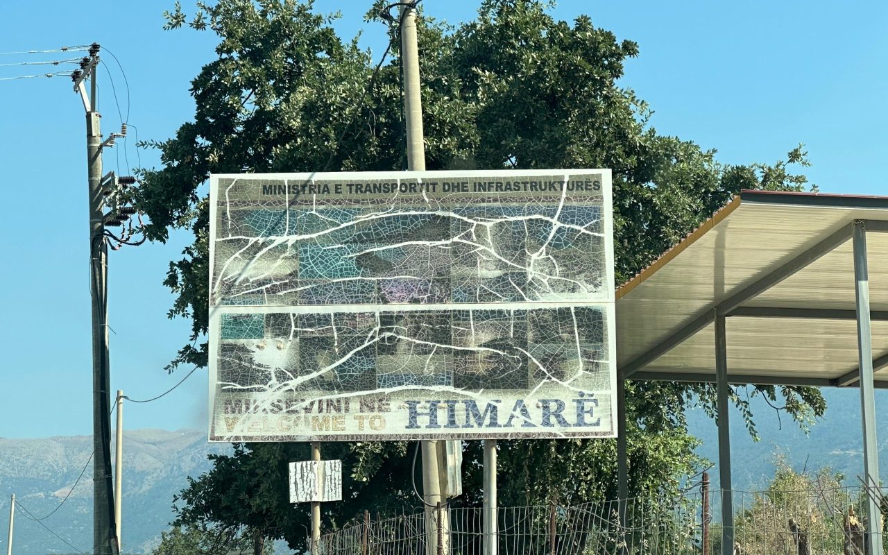 FOTO – Hiqet më në fund tabela e vjetëruar në hyrje të Himarës