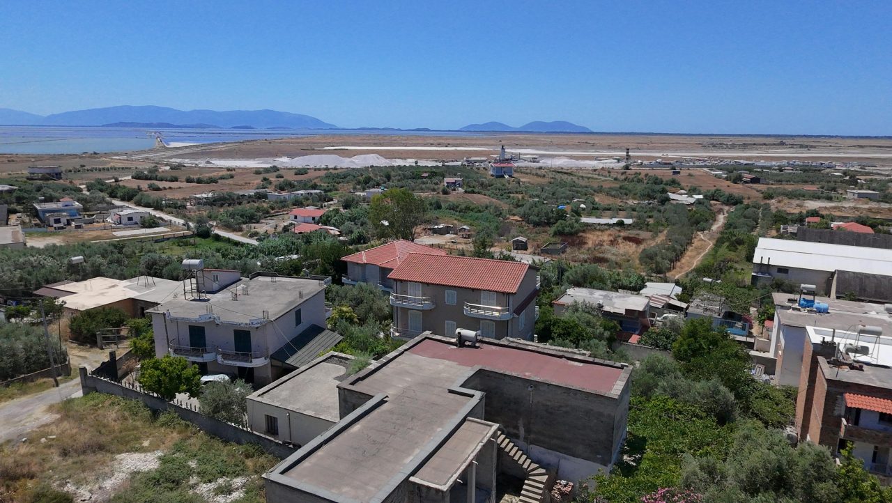 Akërnia, fshati shumë pranë aeroportit por shumë larg investimeve