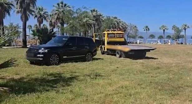 Hapësirat mes pallateve në Vlorë zaptohen si “parkime private”, policia nis aksion për lirimin e tyre pas ankesave të banorëve