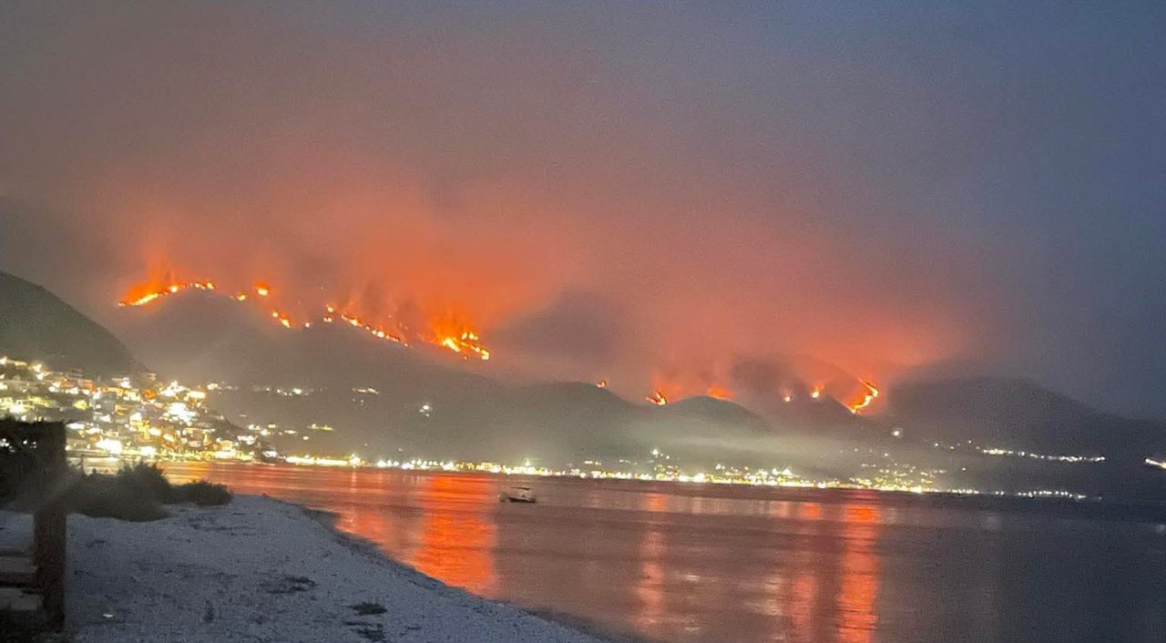 Digjen qindra hektarë pyje e bimësi në Vlorë, deri tani vetëm 2 persona të proceduar