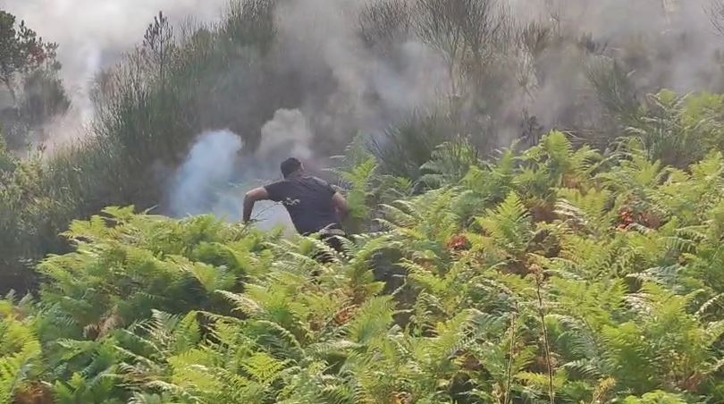 VIDEO – Mali i Dukatit vijon të digjet, ministri mbledh ushtraët për t’i falenderuar me zjarrin në sfond
