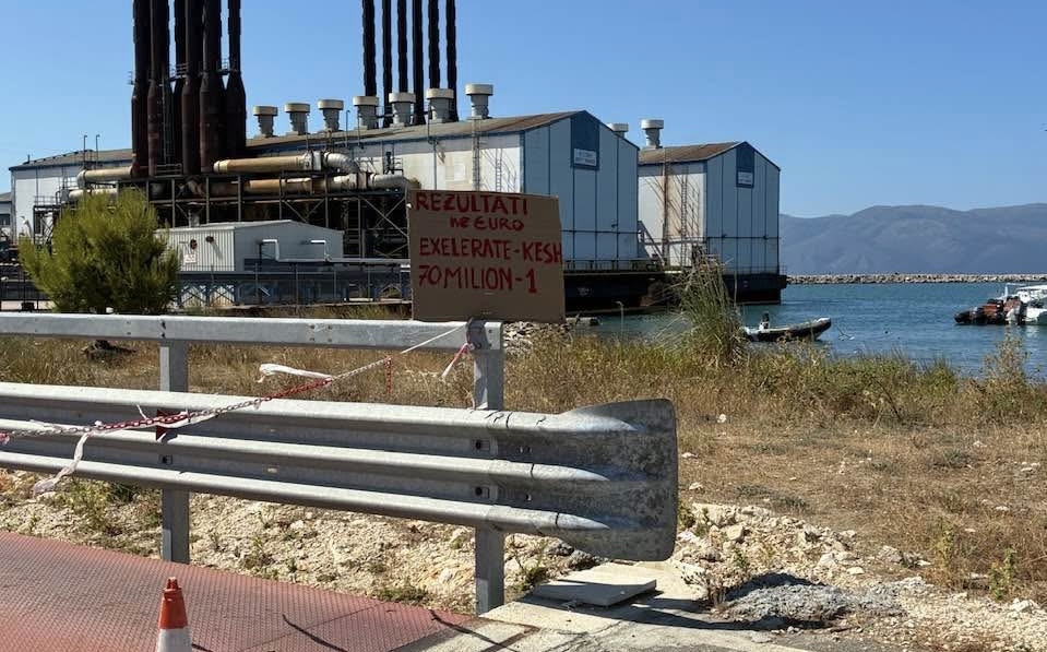 Qytetarë e aktivistë protestojnë në Vlorë, kërkojnë largimin e TEC-eve lundrues