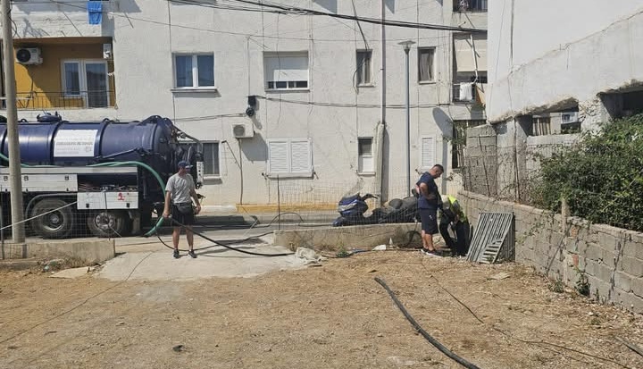 Tjetër denoncim për mungesën e ujit në Vlorë, qytetari: Nuk më lidhin me rrjetin e ujësjellësit