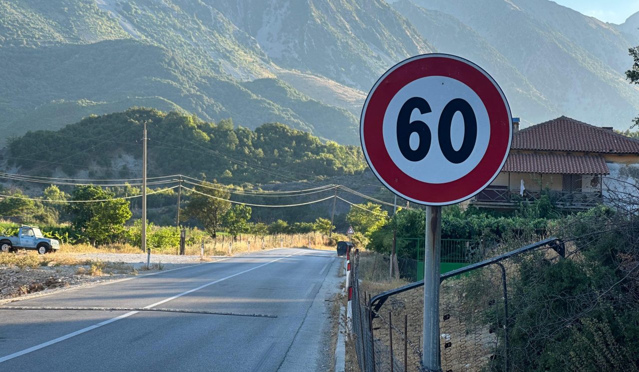 Sinjalistika në rrugën e Lumit të Vlorës me probleme, mund të shkaktojë aksidente