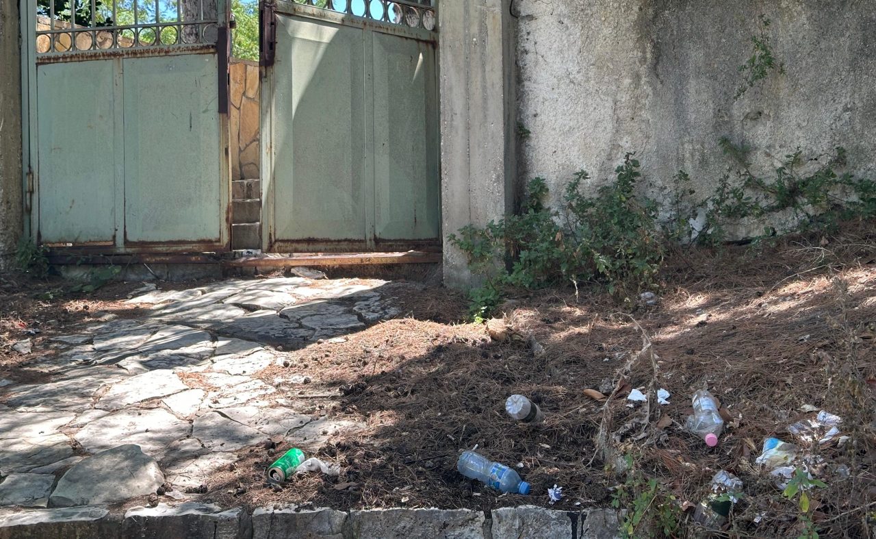 Hyrja e Kuzum Baba kthehet në kosh mbeturinash, pamja e shëmtuar që u ofrohet turistëve