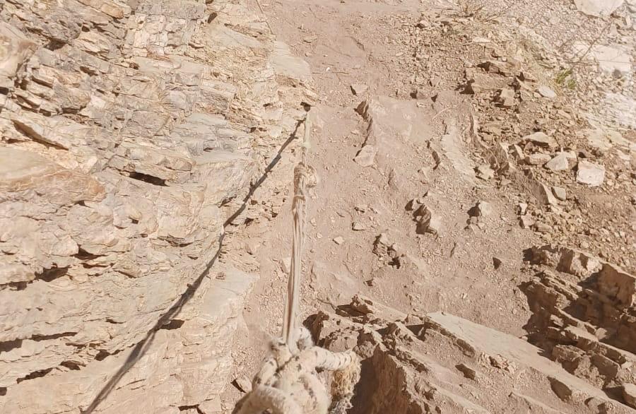 Bashkia Himarë dëgjon thirrjet, hiqet litari në Filikur që rrezikonte jetën e turistëve