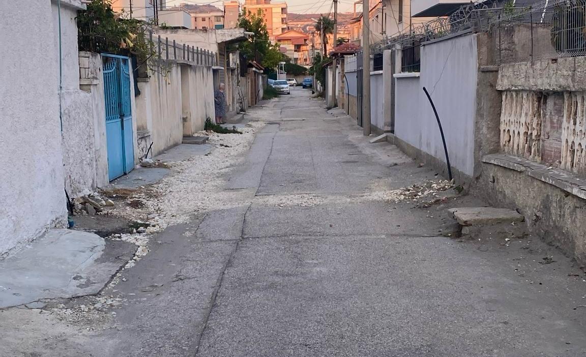 Qytetarit i shkonte ujë i ndotur në banesë, merr zgjidhje problemi pas raportimit të Gjurmon.al
