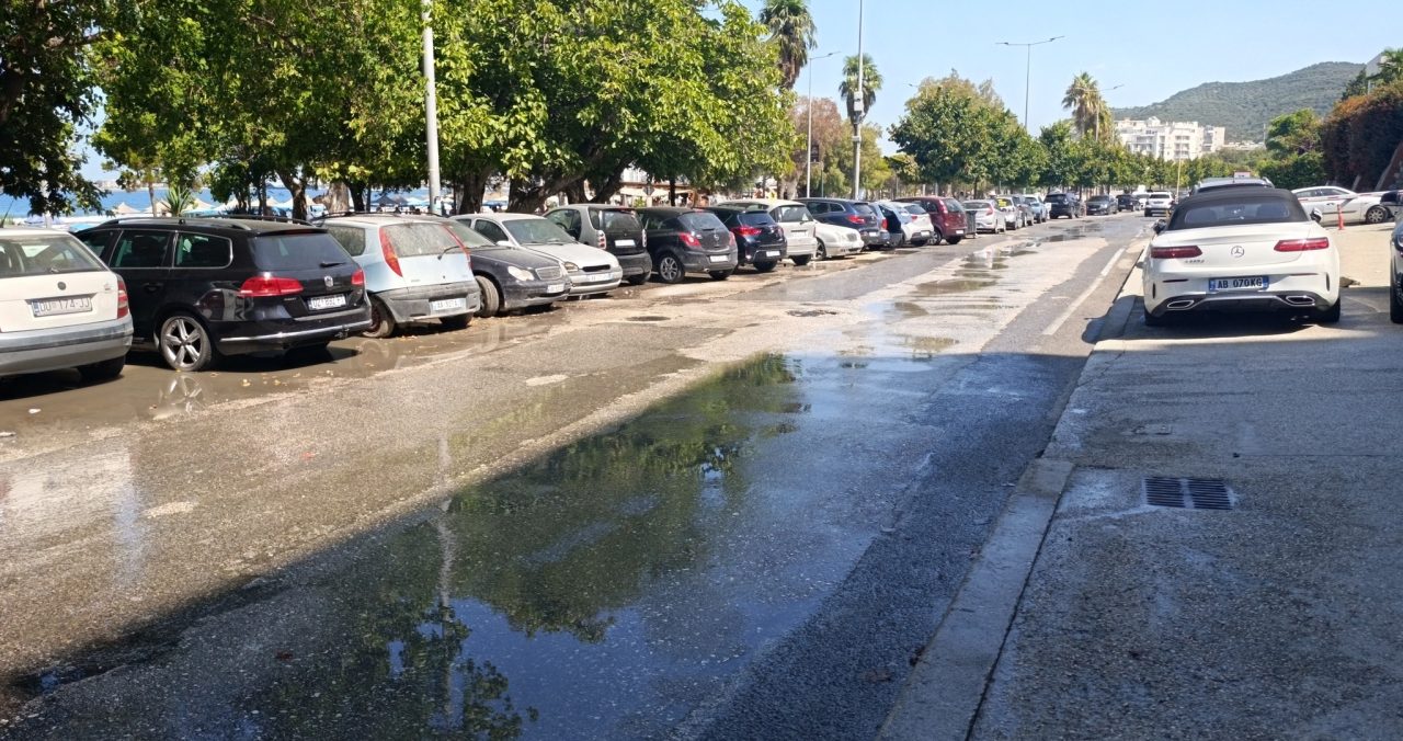 Uji vërshon rrugëve, ujësjellësi: Problemi do të zgjidhet në përfundim të sezonit turistik