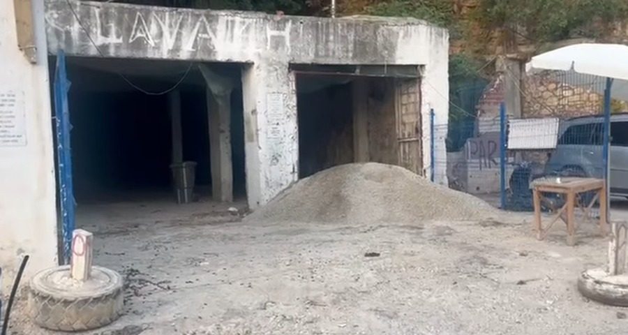 Auron Tare denoncon ndërtimin e një lavazhi në hyrje të Shpellës së Spilesë në Himarë