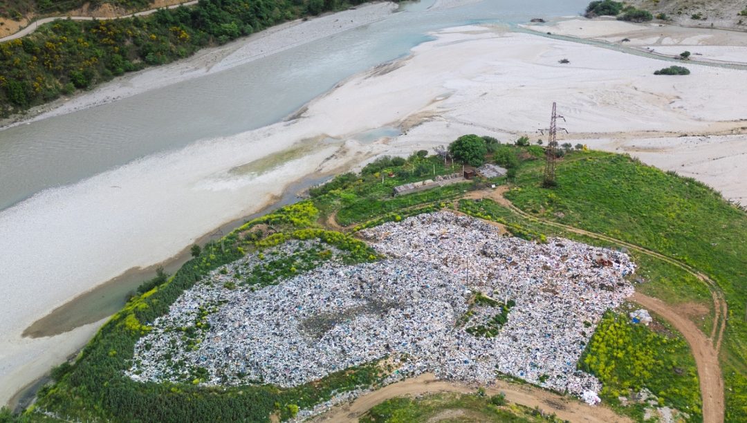 “Vjosa në rrezik”, drejtuesi i Riverwatch tregon ndotjen në lum dhe kërkon ndërhyrje nga autoritetet