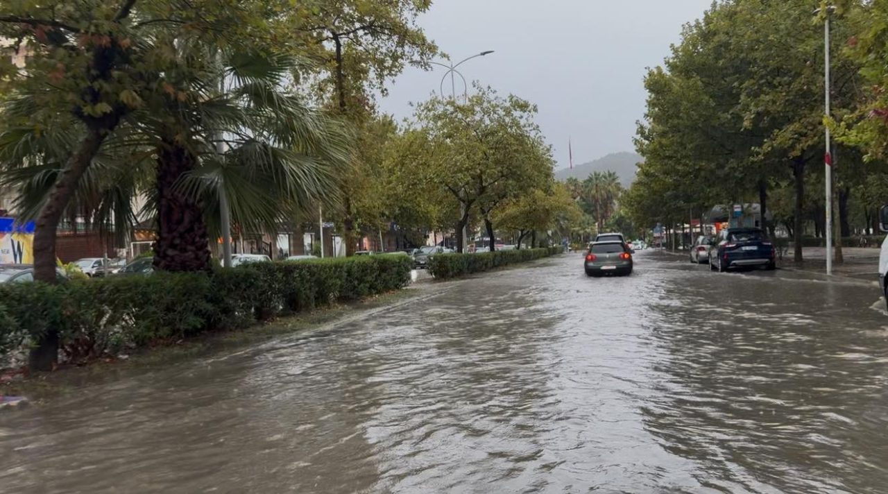 Vlora vijon të përmbytet pas çdo reshje shiu, situata që nuk po merr zgjidhje por vetëm përkeqësohet