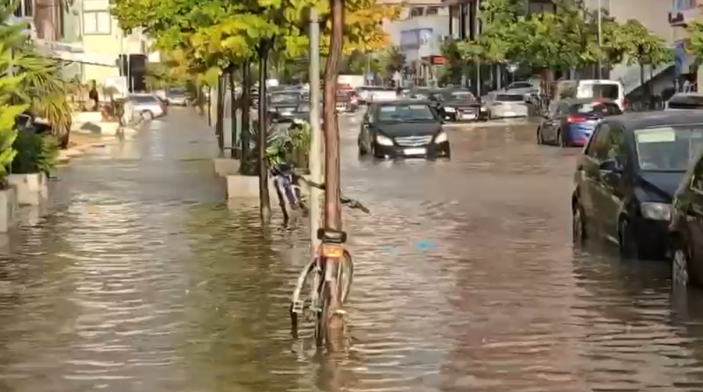 Shiu i verës përmbyt Vlorën, pak minuta rreshje dhe një pjesë e madhe e qytetit është nën ujë