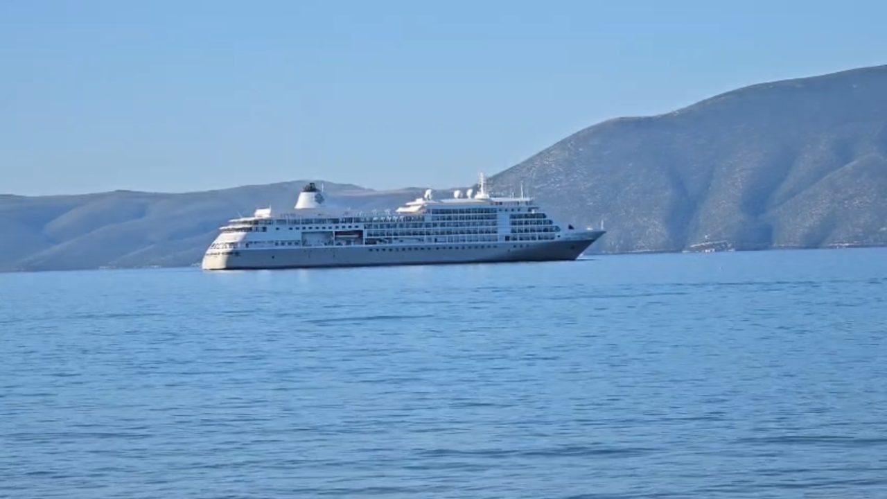 Kroçera viziton Vlorën por nuk ankorohet dot në port, turistët detyrohet të zbresin me varka