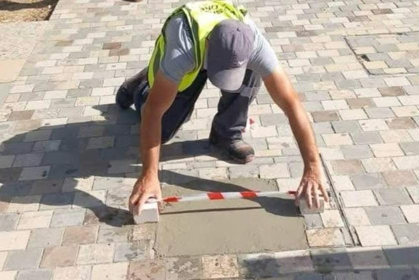 Kur pllakat zëvendësohen me beton, si po shëmtohet trotuari në bulevardin “Ismail Qemali”