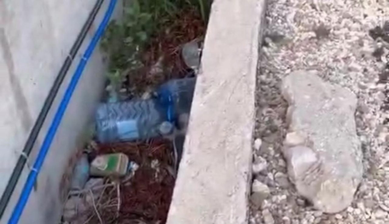 Kanalet kulluese vijojnë të mos pastrohen në Vlorë, rrezik për përmbytje