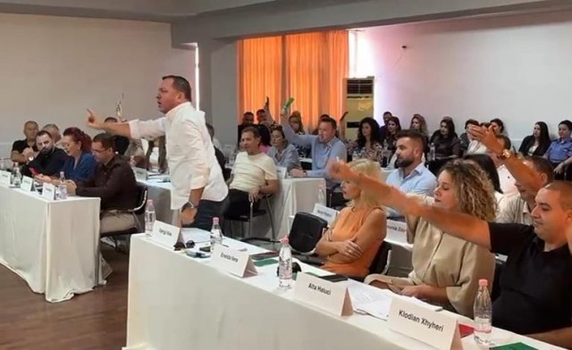 DOKUMENTI/ Këshilltarët e opozitës kërkesë bashkisë: Bëni transparencë të tenderave gjatë periudhës tranzitore të ndërrimit të kreut të bashkisë