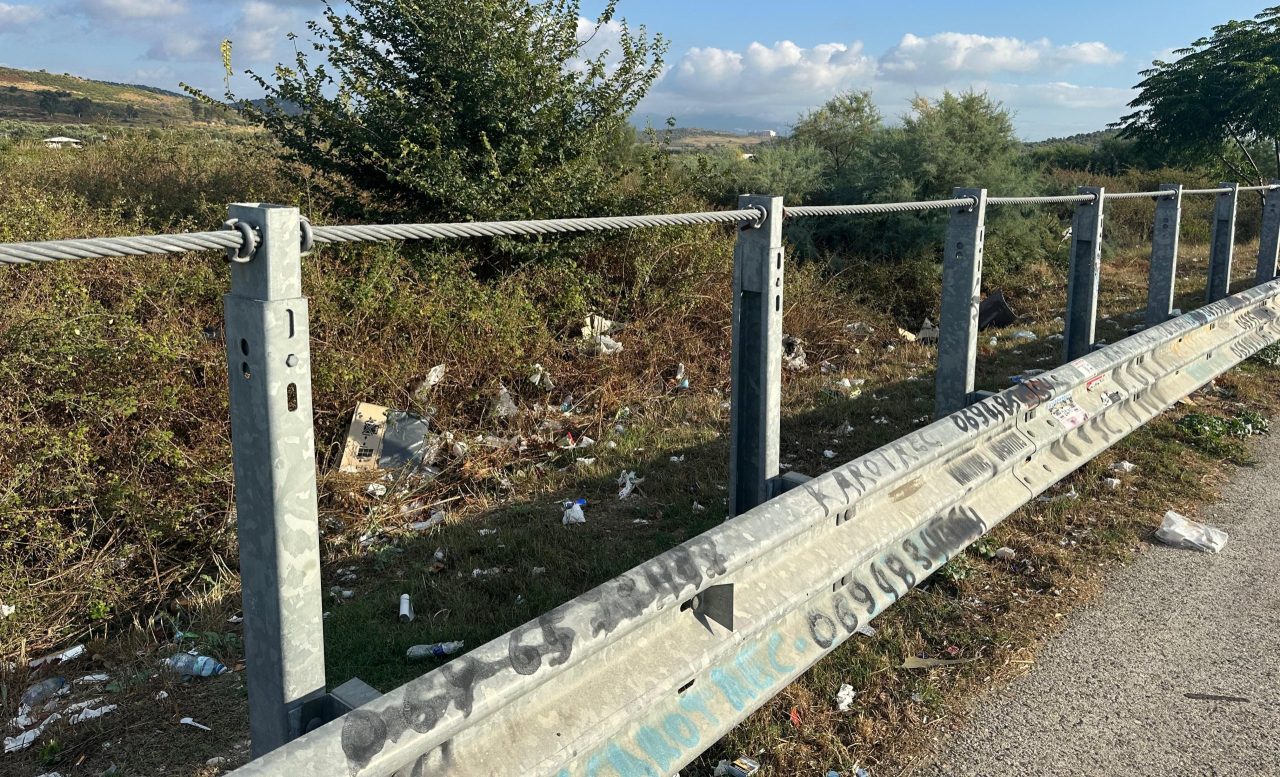 VIDEO – Vlora e ndotur në çdo cep, plehrat mbushin anët e autostradës