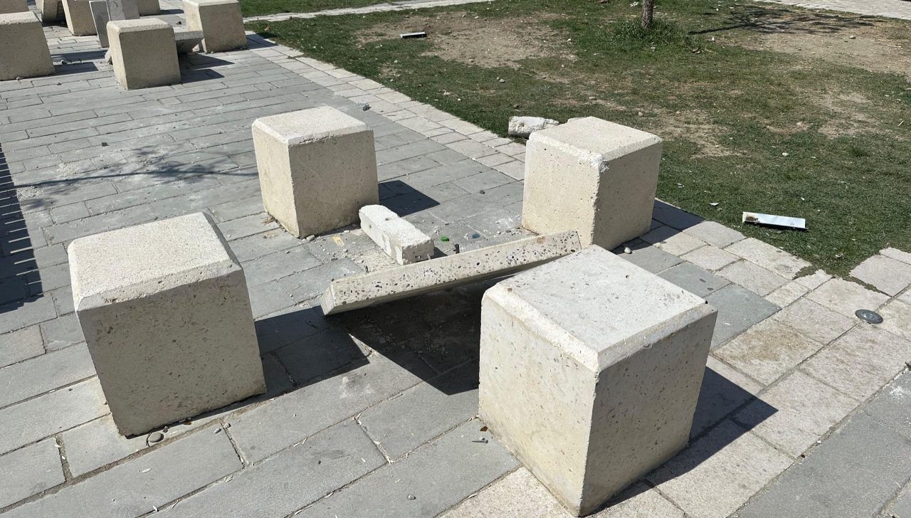 Shkatërrohen stolat te Sahati, pamja e shëmtuar që shoqëron prej ditësh qytetarët